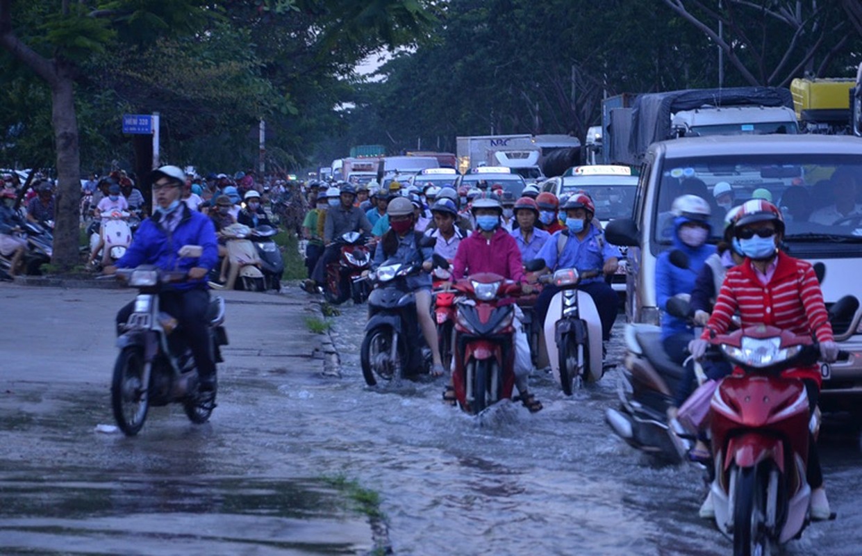 Trieu cuong gay ngap nang, nguoi Sai Gon bi bom loi nuoc-Hinh-7